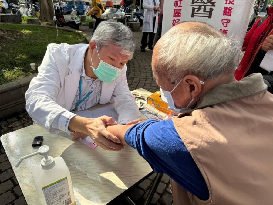 南投醫院仁壽公園義診 暖心守護弱勢健康