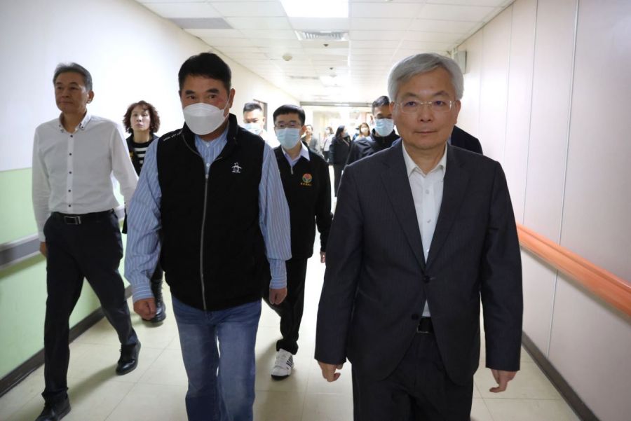 南苗市場男子砍傷員警！鍾東錦慰問員警及受傷民眾