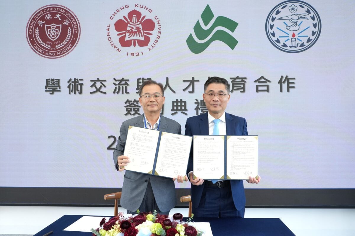 ▲林爵士校長(左)代表輔英科大簽署「學術交流暨人才培育合作」協議。