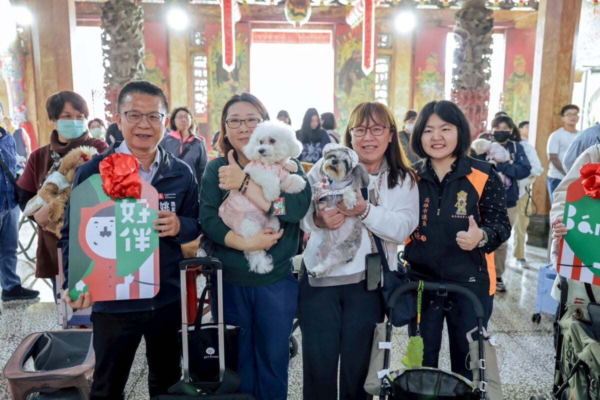 ▲鳳邑開漳聖王廟管理委員會主任委員鄭安秝(右1)、高雄市政府農業局長姚志旺(左1)發送好伴平安符與毛寶貝並與飼主合影。