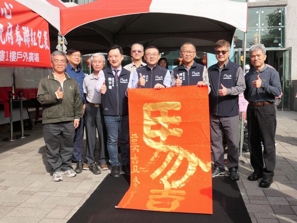 ▲陳文亮副執行長則在六尺宣紙揮毫「馬吉」,筆觸雄渾有力,寓意馬年大吉。