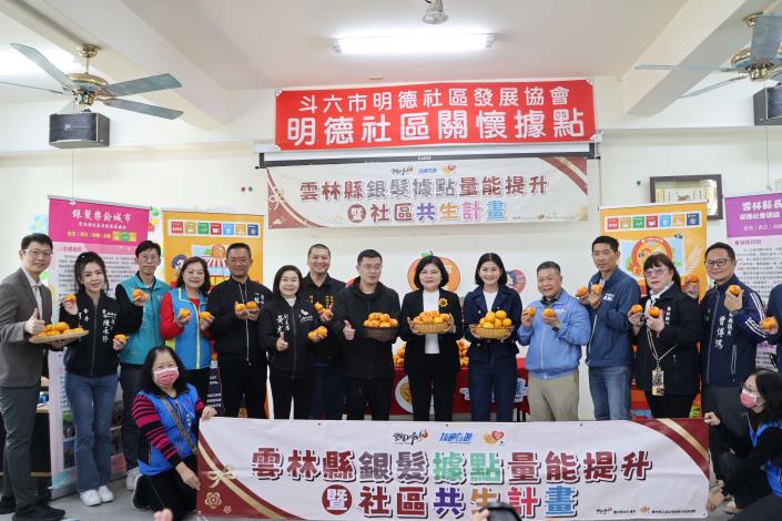▲2萬6千顆茂谷柑送長青食堂及關懷據點,張麗善縣長與長輩們歡喜迎春節。(記者劉春生攝)