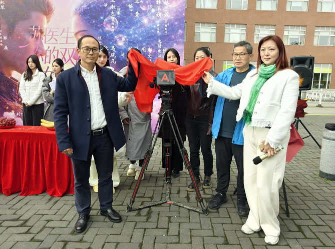 ▲2月4日，兩岸合作微短劇《蘇醫生，你的雙面女友已上線》在廈門正式啟動拍攝。（記者徐迪攝）