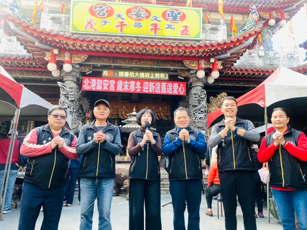 ▲為關懷地方弱勢族群,北港鎮聖安宮4日舉辦歲末關懷活動,邀請獨居老人與低收入家庭約160人參與。(記者蘇峯毅攝)