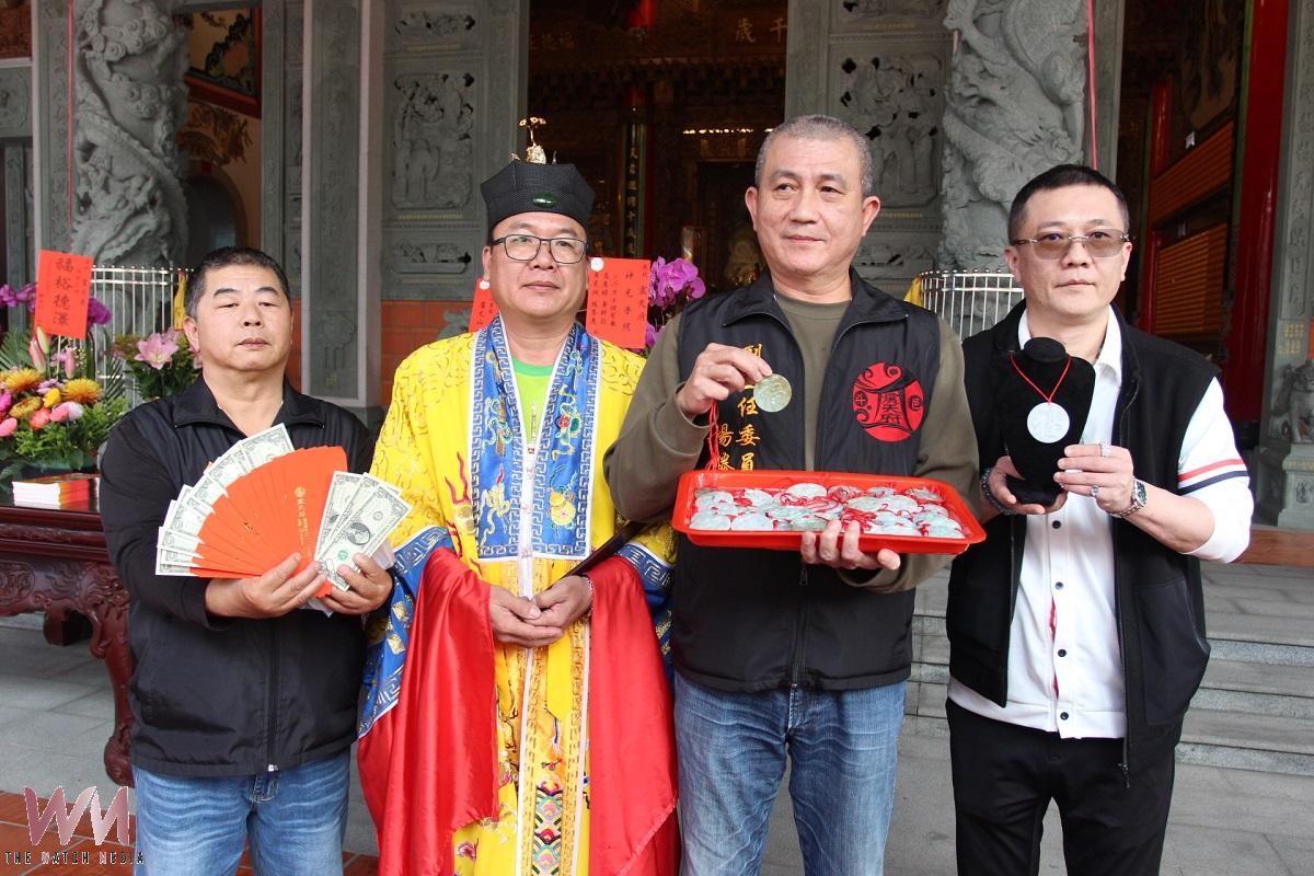 斗六震天府點燈送翡翠福牌 發送美金紅包發財金擲茭 - https://www.watchmedia01.com
