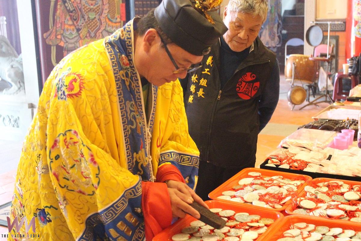 斗六震天府點燈送翡翠福牌 發送美金紅包發財金擲茭 - https://www.watchmedia01.com