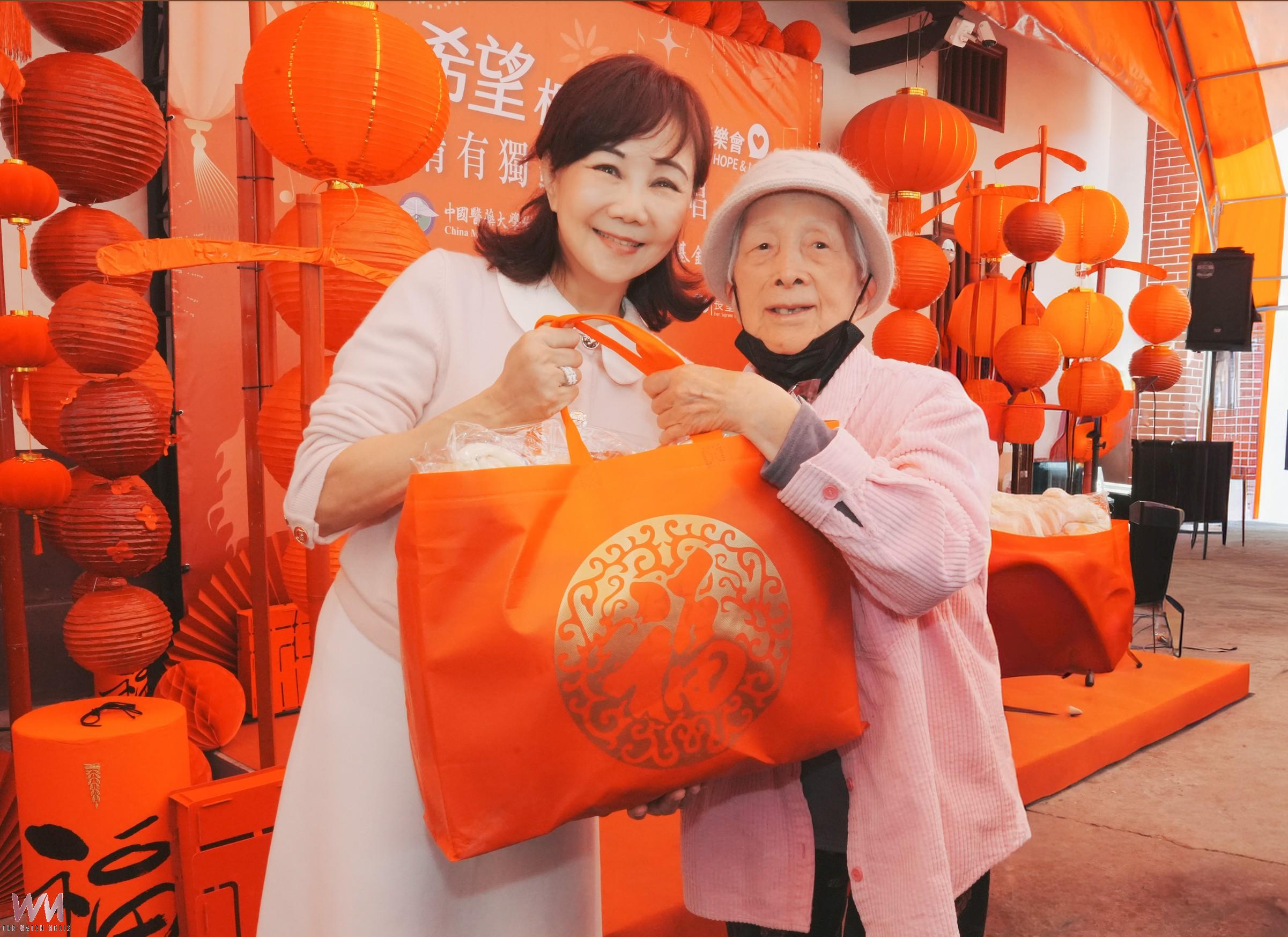 陪獨居長輩迎新年 《情有獨鍾・為愛而唱》 中醫大附醫與林增連基金會攜手送暖 - https://www.watchmedia01.com