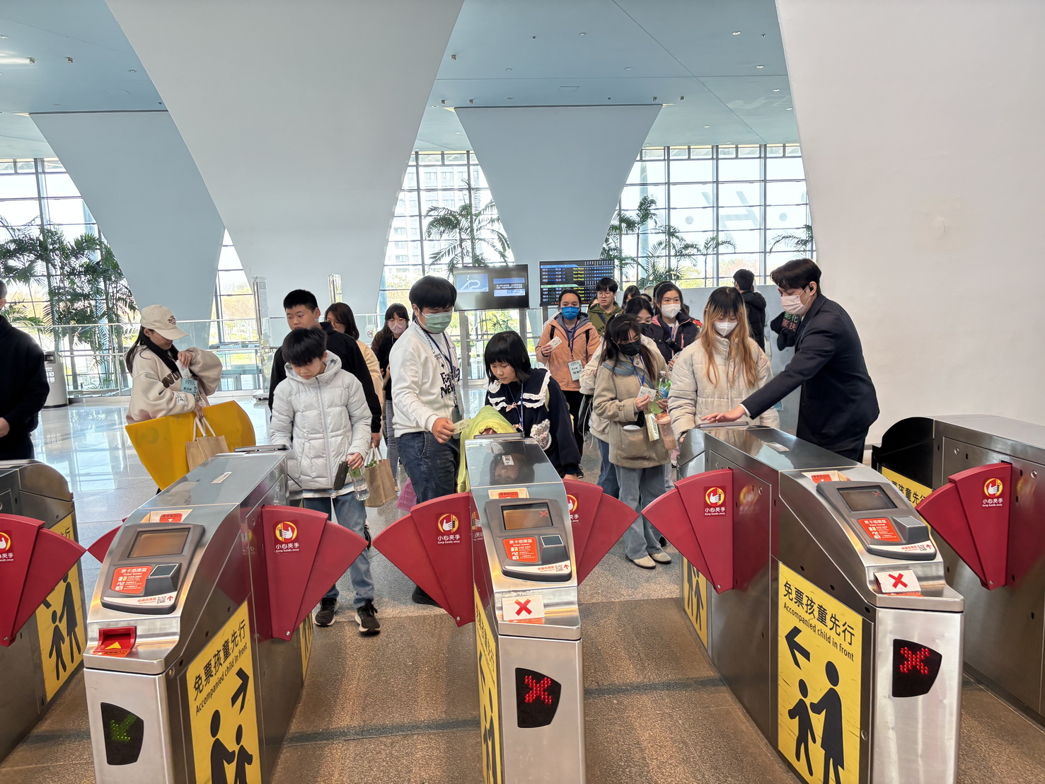 (有影片)/傳愛過好年 彰化家扶兒圓夢北上體驗高鐵與台北101 - https://www.watchmedia01.com