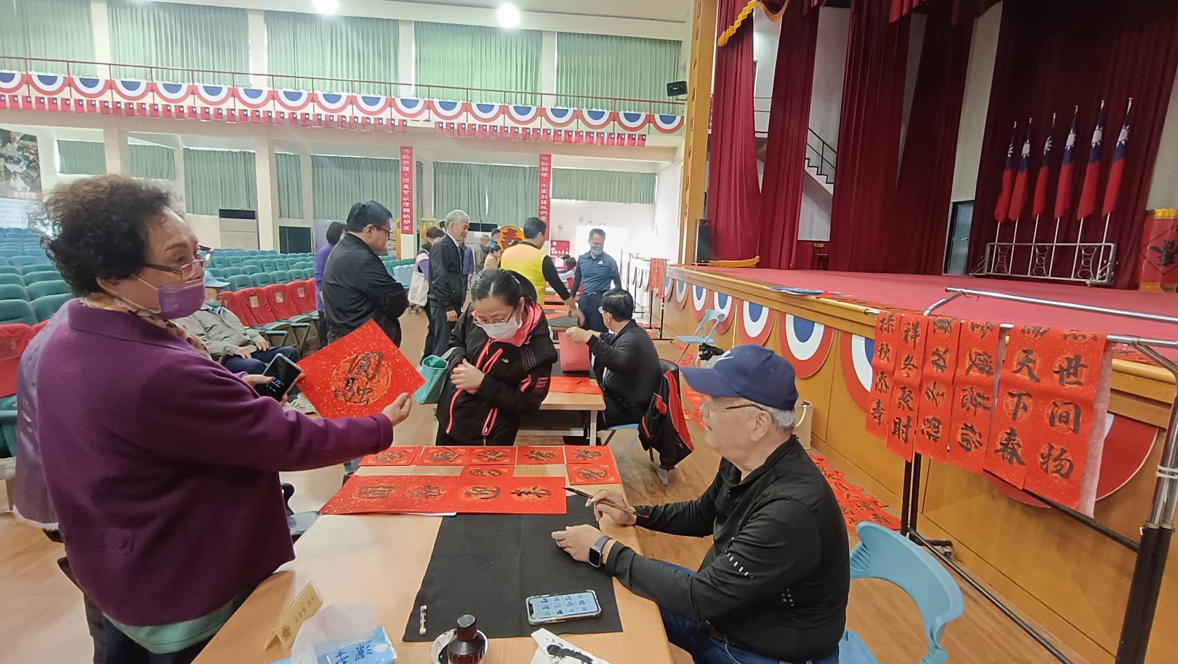 春聯香墨迎新年！中彰榮家長輩大展書法才華