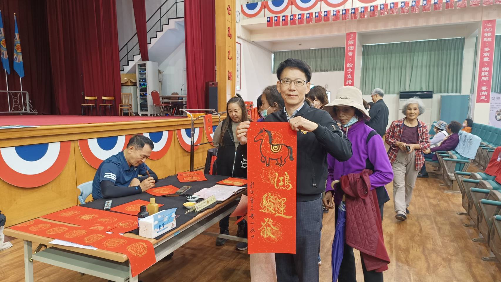 春聯香墨迎新年！中彰榮家長輩大展書法才華 - https://www.watchmedia01.com