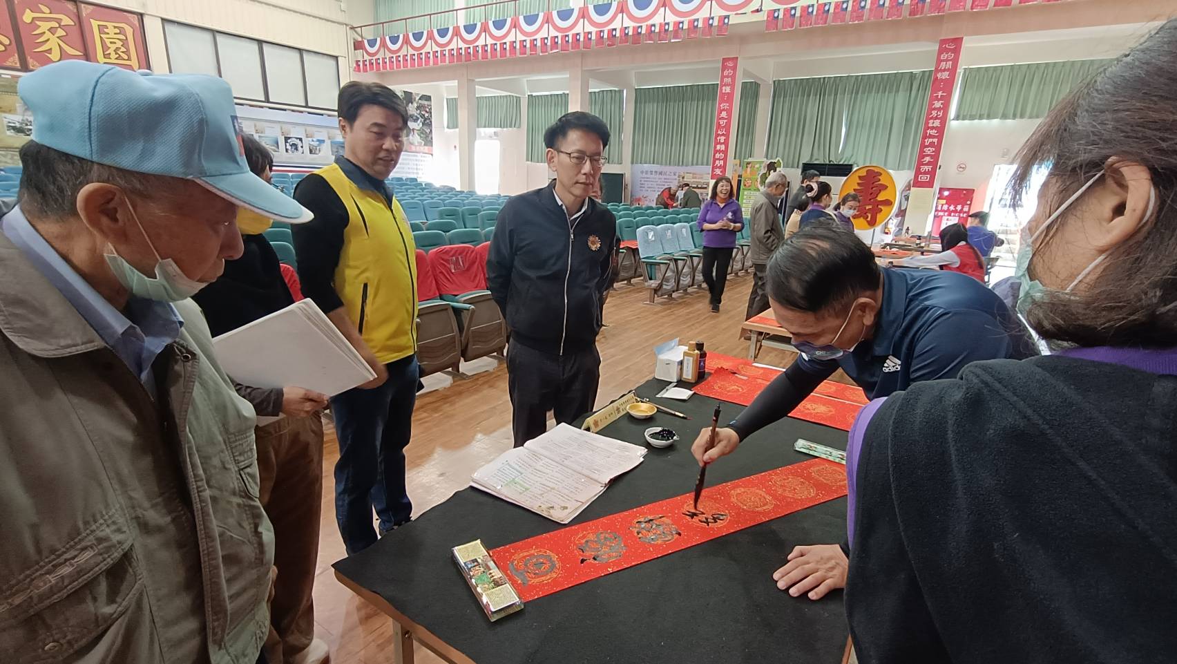 春聯香墨迎新年！中彰榮家長輩大展書法才華 - https://www.watchmedia01.com