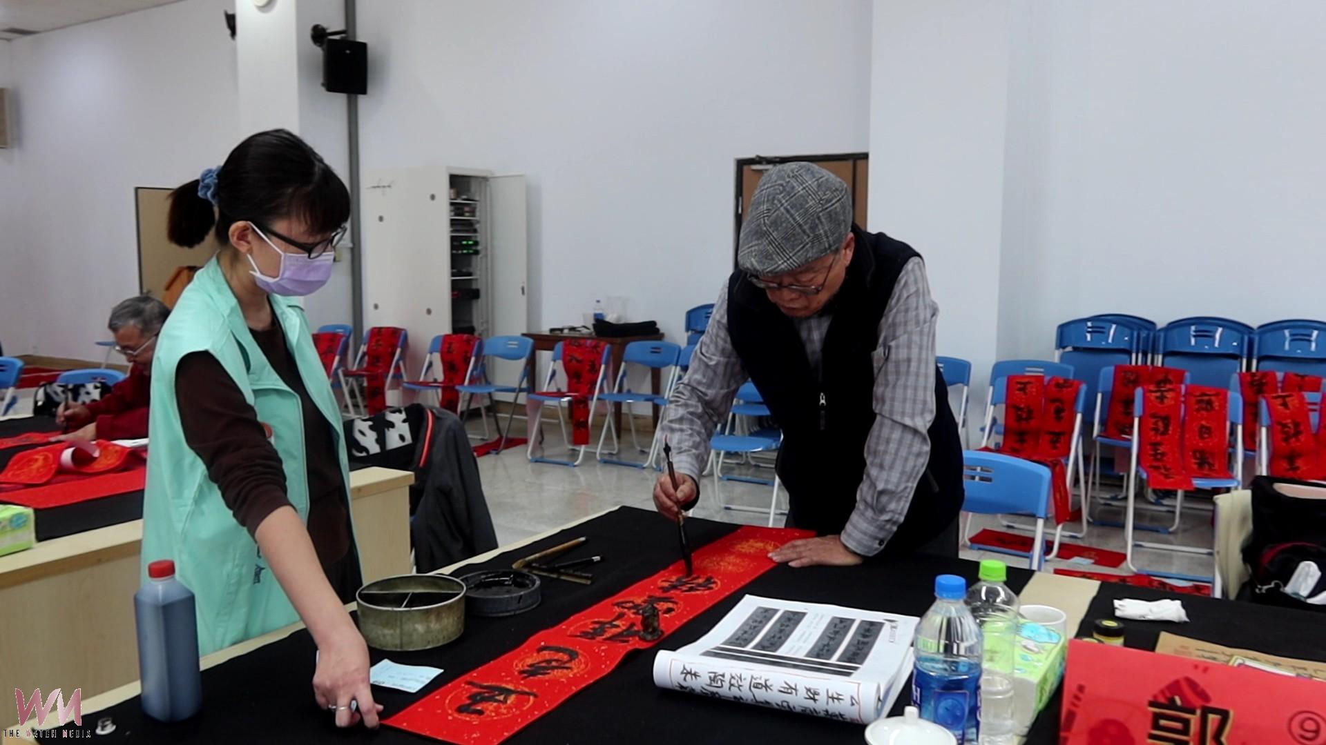 (有影片)/墨香滿台電!名家現場寫春聯 排隊等一筆一畫迎馬年 - https://www.watchmedia01.com