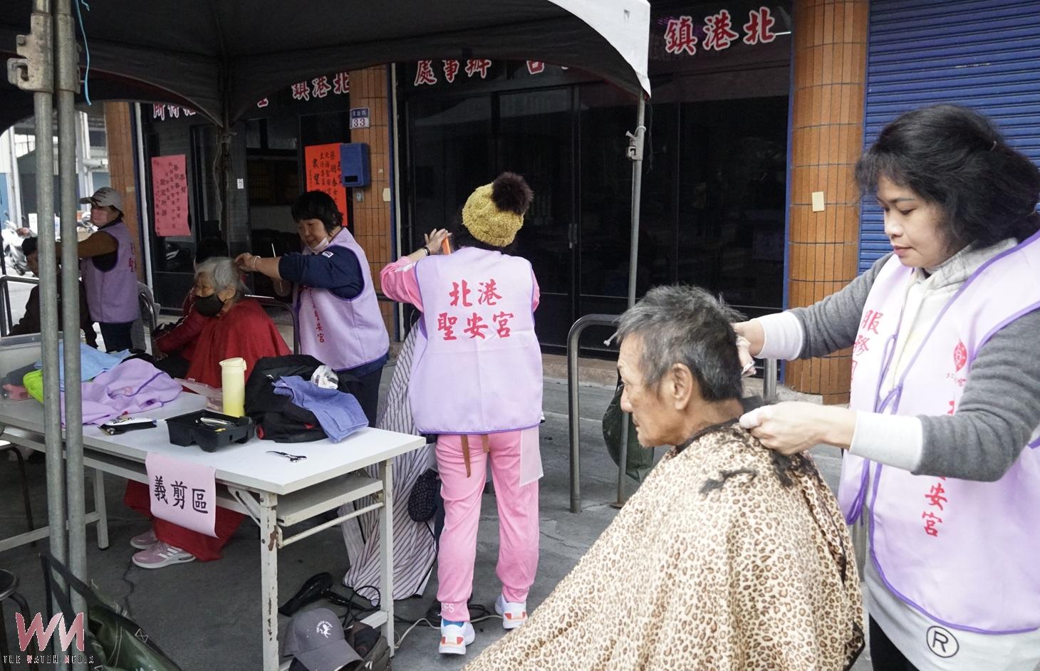 (有影片)/北港聖安宮歲末送暖 揮毫義剪關懷弱勢迎新春 - https://www.watchmedia01.com