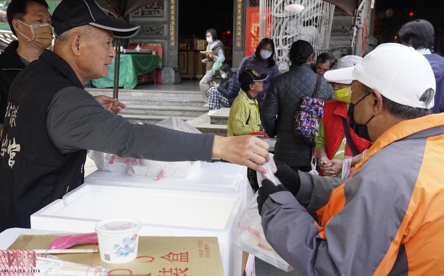 (有影片)/北港聖安宮歲末送暖 揮毫義剪關懷弱勢迎新春 - https://www.watchmedia01.com