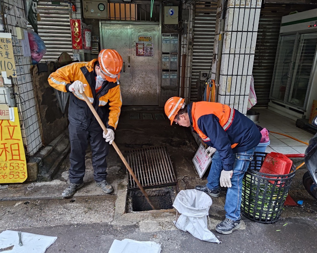 圖/清潔隊員於市場周遭側溝清淤,維護環境整潔與水溝暢通 。(新北市政府環保局提供)