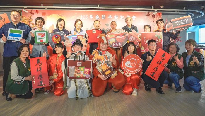 急難需求幸福保衛站 新北春節平安服務啟動 54 《圖說》新北春節平安服務啟動,備妥平安袋、平安箱,並結合100間宮廟寺院提供「平安餐」及四大超商「幸福保衛站」服務,提供有急難需求的民眾過好年。〈社會局提供〉