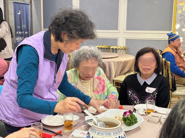 佳餚暖胃更溫暖心房 林口獨居長輩圍爐迎新春續航16載 63 《圖說》志工們在圍爐中與長輩們寒暄與貼心夾菜。〈林口公所提供〉