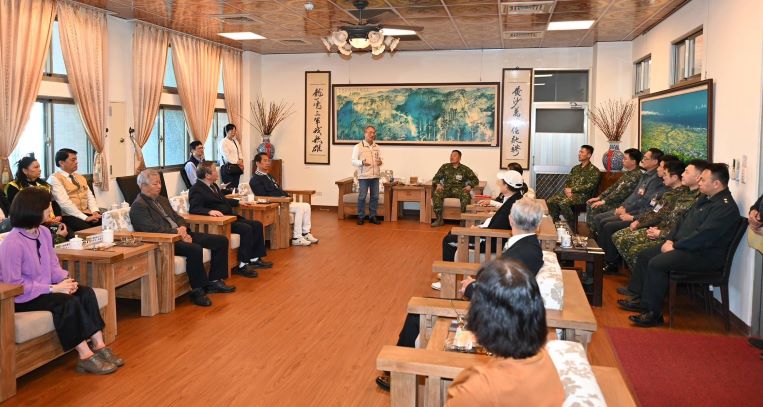 春節敬軍 宜蘭各界感謝國軍官兵保家衛國 56 《圖說》宜蘭縣春節敬軍團致贈春節慰問金,感謝國軍官兵保家衛國的辛勞,以實際行動表達軍民同心團結合作的精神為軍愛民。〈主辦單位提供〉