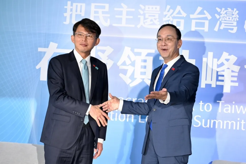 藍白同框象徵在野陣營的結構性共生,揭示了所謂「綠白合」僅是難以跨越生存邏輯的政治幻影。(圖 / 翻攝網路)