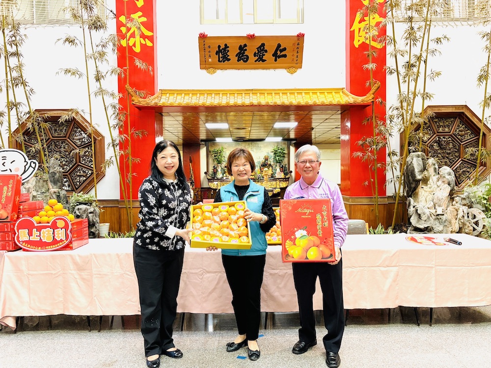 台農發公司捐贈400箱椪柑禮盒，請社會局轉贈予縣境內各社福機構。（圖/嘉義縣政府提供）
