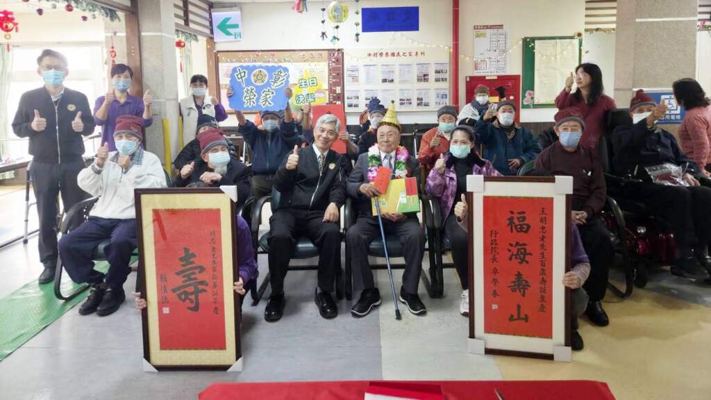 ▲中彰榮家今日辦理榮民王明忠伯伯百歲壽辰慶生會，同時也邀來了王伯伯的家屬一同為王伯伯祝壽。（圖／中彰榮家提供）