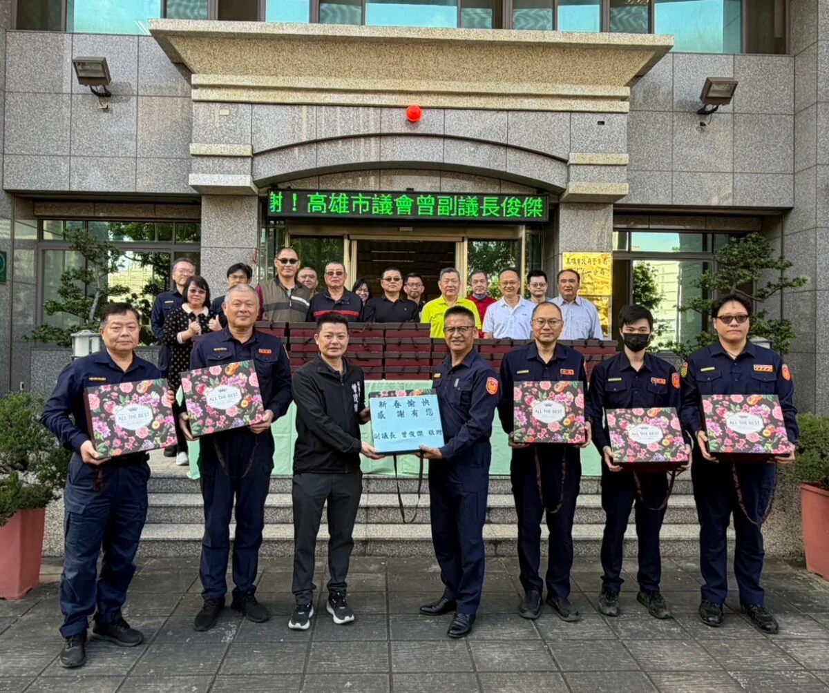 ▲治安英雄最辛勞,曾俊傑副議長春節前赴三民一分局打氣送平安。