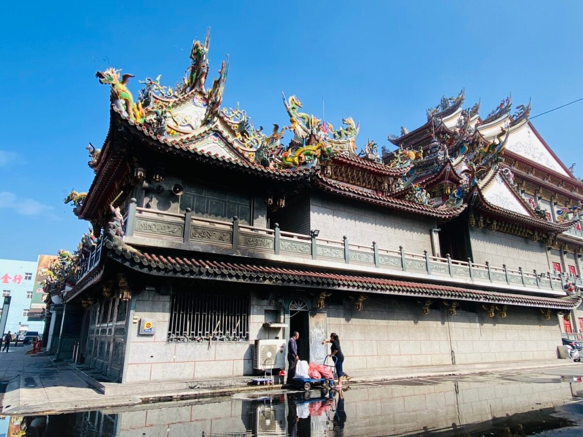 ▲消防人員於5時44分抵達現場,回報為廟宇一、二樓冒煙起火情形,隨即佈線展開搶救。經查,起火點位於廟宇一樓右後方非主殿區域,主要為堆放金紙與雜物處起火燃燒。(記者蘇峯毅攝)