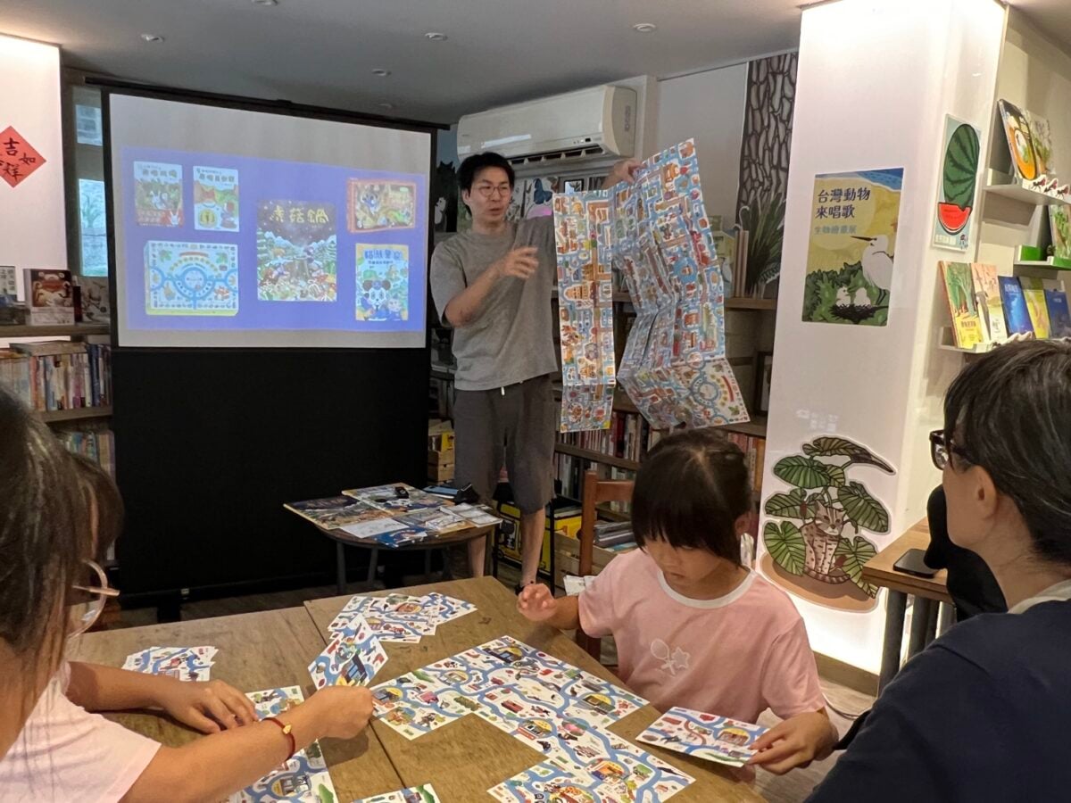 ▲小朋友們在綠書店試玩卡牌。
