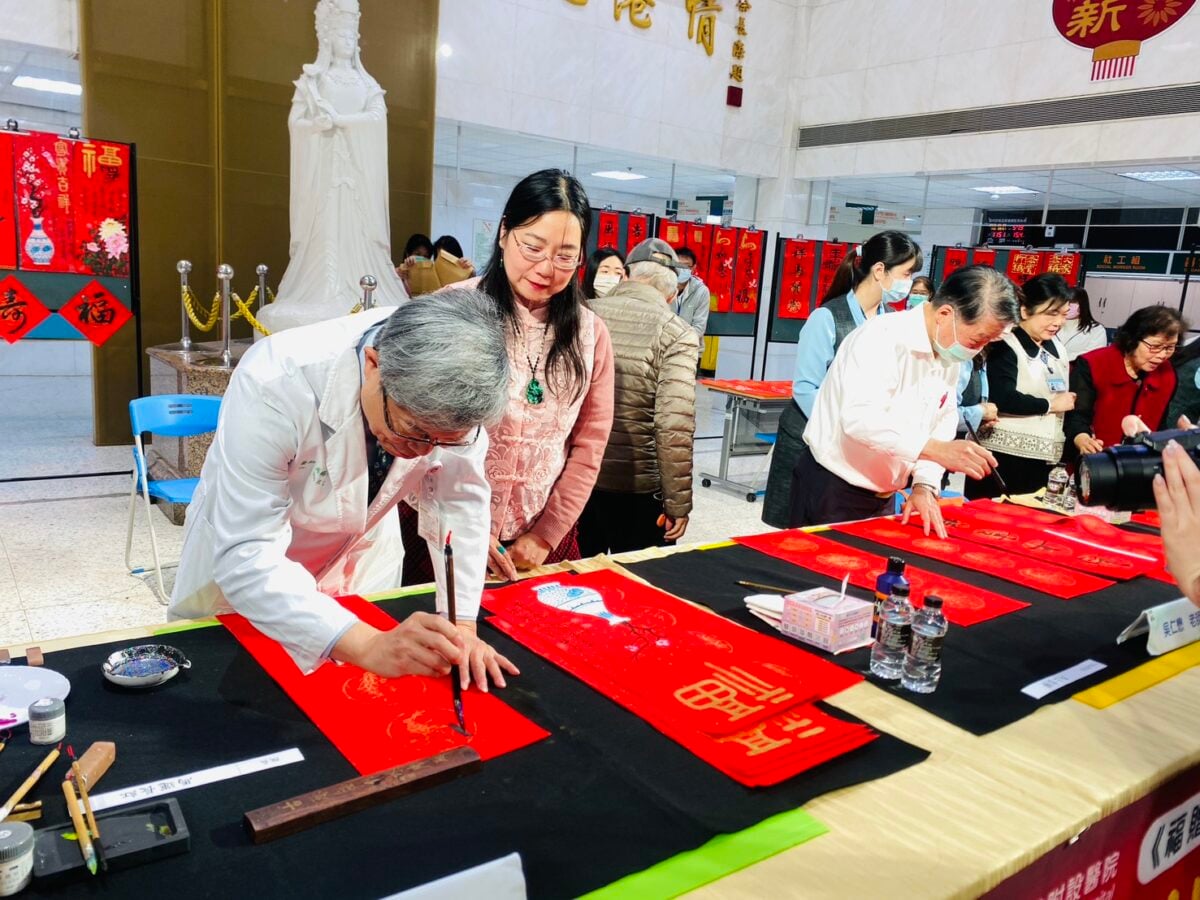▲院長吳錫金率領醫療團隊共同參與,透過一筆一畫寫下祝福,展現醫療人員守護健康、陪伴鄉親的初心。(記者蘇峯毅攝)