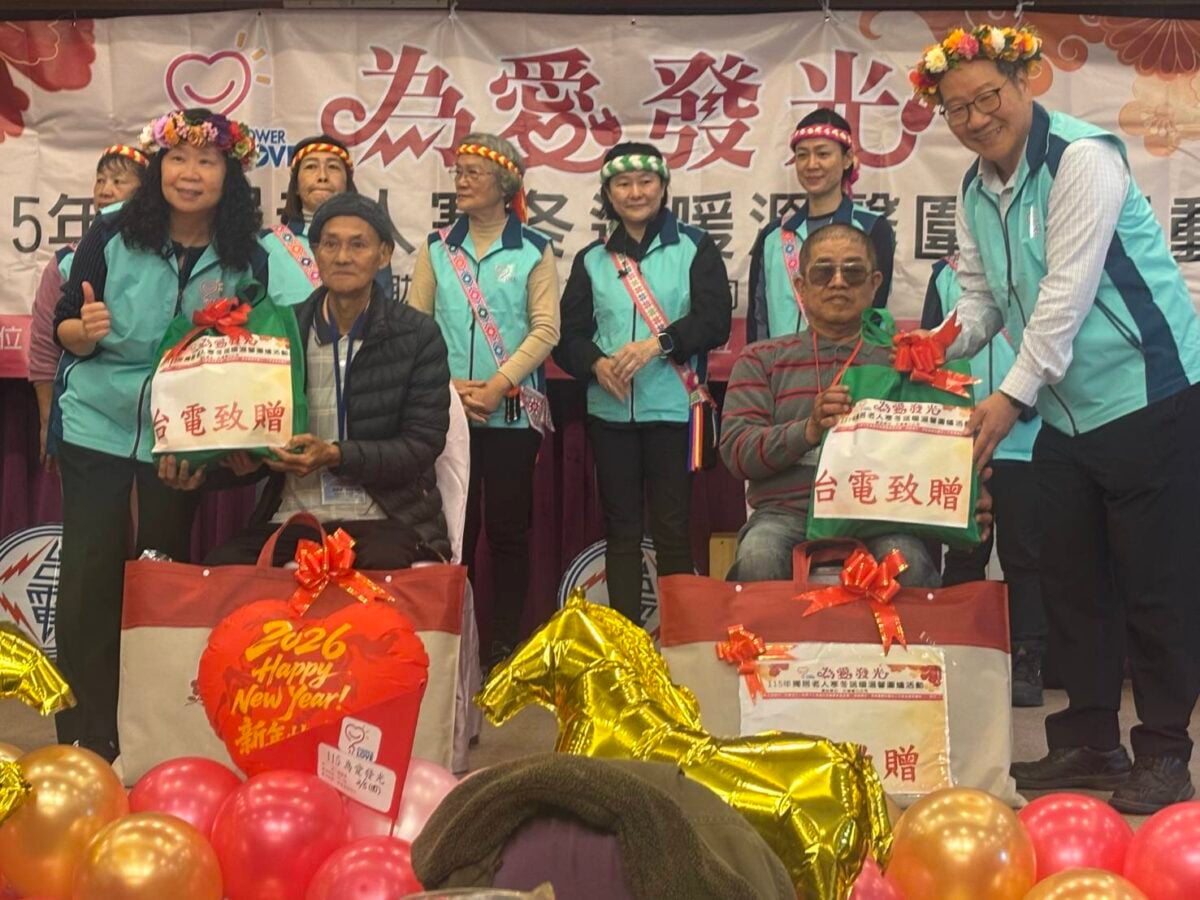 ▲台電台東區處處長趙淑芬(左1)、一粒麥子基金會董事長呂信雄(右1)致贈禮品與長者。