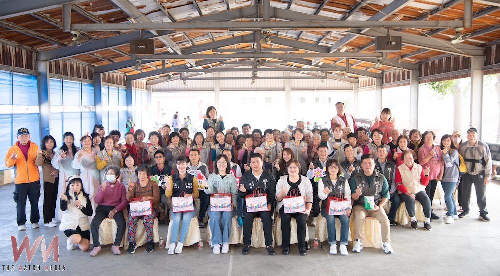 辦理「寒冬送暖,幸福相伴」活動,鹿草鄉公所擕手鄉民代表會讓獨居長輩在歲末寒冬之際,也能感受到來自各界的溫情與陪伴。(圖/鹿草公所提供)