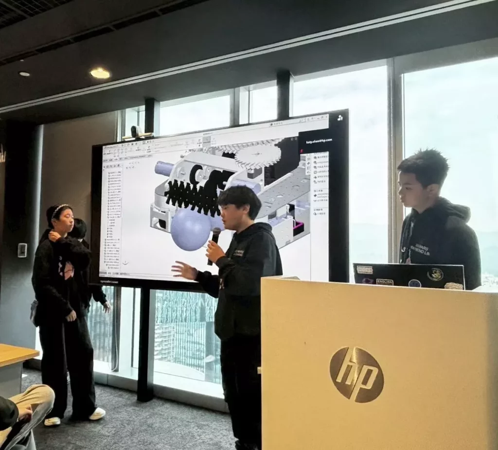 VIS國中部機器人研究社學生參訪HP,走進 Future Customer Experiences Lab,近距離了解產品設計流程與工程思維的實務應用