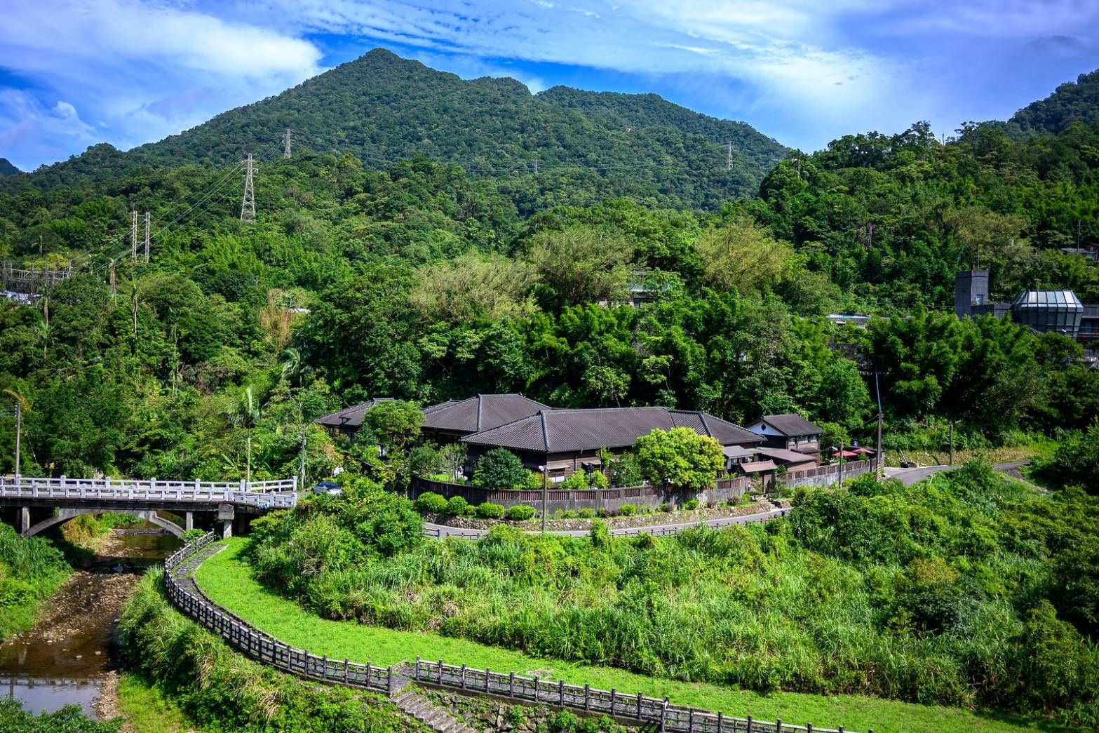 坐落百年山城，倚鄰基隆河上游，一見菁桐位在開闊自然景觀之中，彷彿一處世外桃花源。圖片提供｜一見菁桐