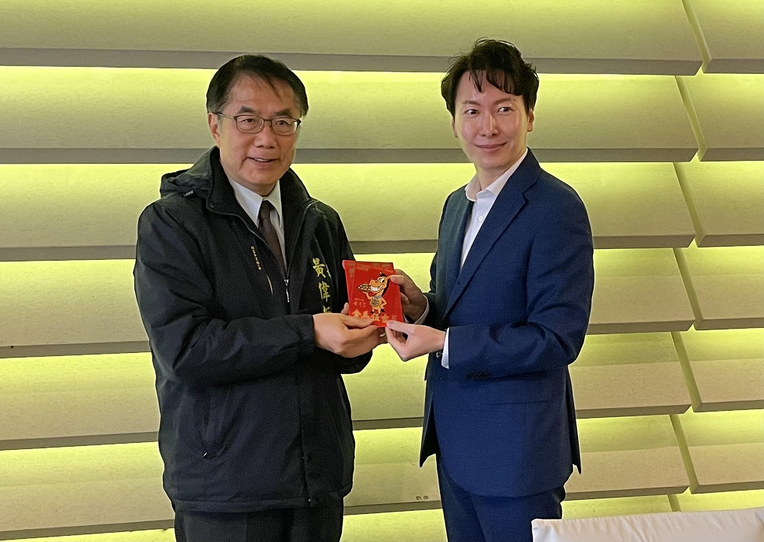 韓國歐爸台南過新年 樂天巨人隊春訓喜收市長紅包