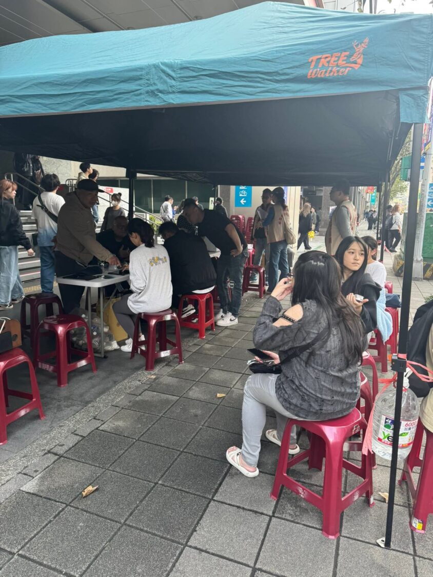 現場湧入不少攜家帶眷的民眾與呼朋引伴而來的熱心人士,挽袖捐血。(記者 趙靜姸翻攝)