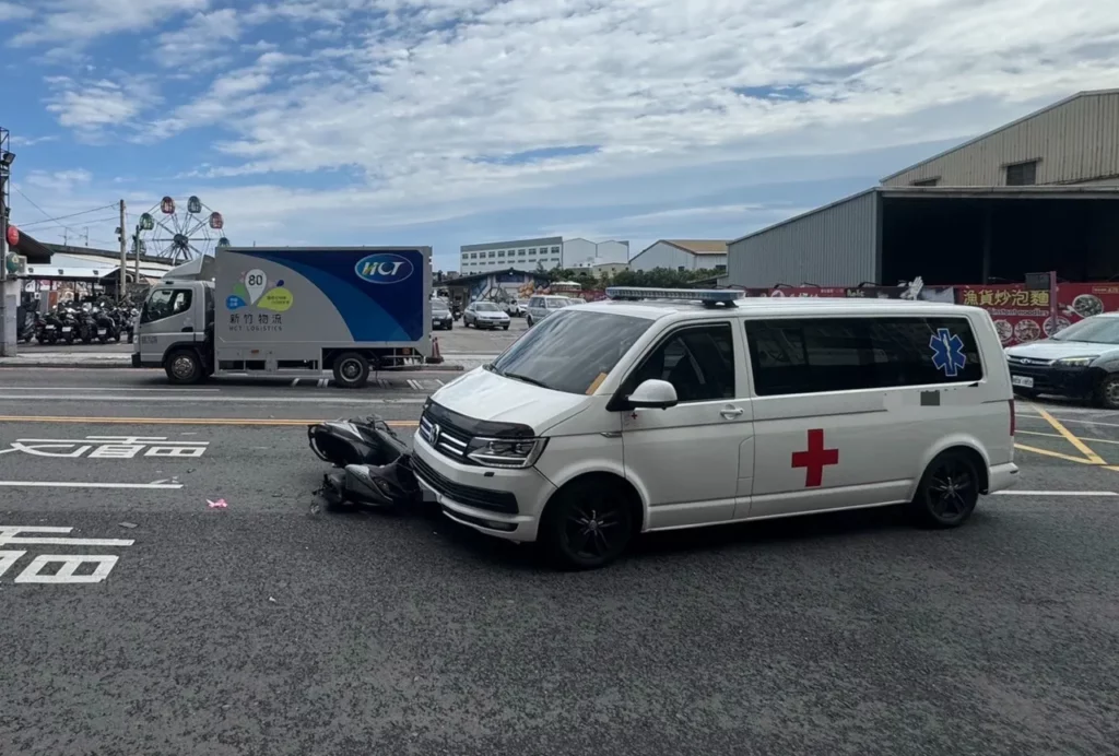 樹林民間救護車與騎士發生車禍