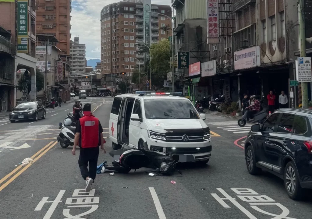樹林民間救護車與騎士發生車禍