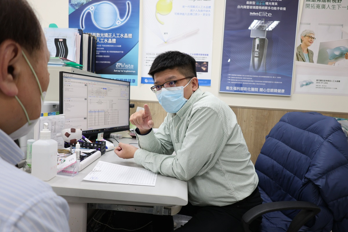 「右眼跳災」嚇壞 60 歲男 醫師:多半與自律神經失調有關