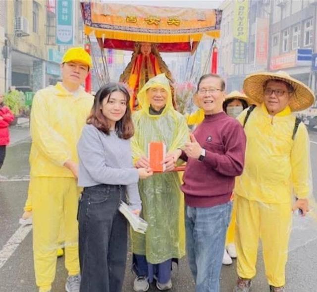 宜蘭前議員劉添梧（前右）與孫女劉品妡（前左）。（圖／翻攝網路新聞）
