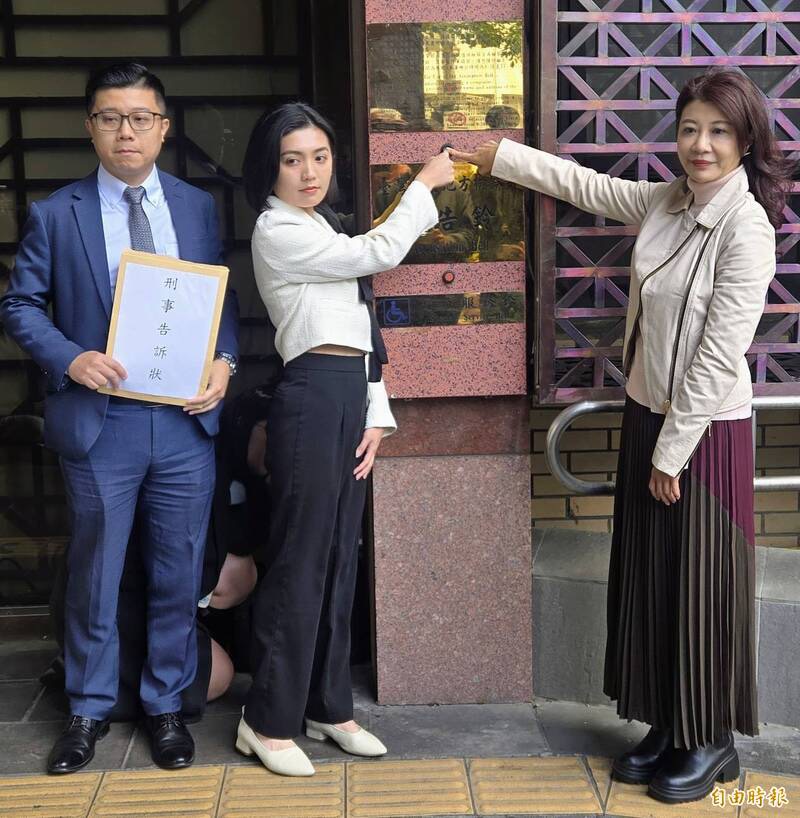 民進黨大安文山議員初選爆黑函風波，劉品妡（中）赴地檢署提告，強調將追查訊息來源。（圖／翻攝自由時報）