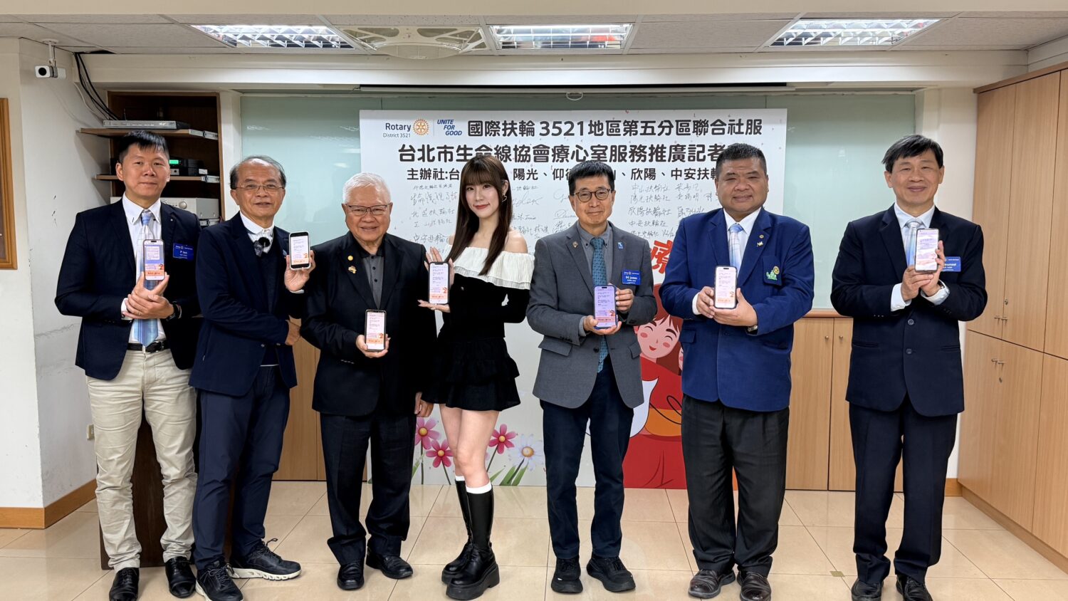 左起-朱易凡社長、林文進副理事長、黃金豹理事長、啦啦隊女孩Amber倩宇、林振邦總監、林志豪助理總監、黃瑞明社長齊心推廣「療心室」服務。(圖/台北市生命線  提供)