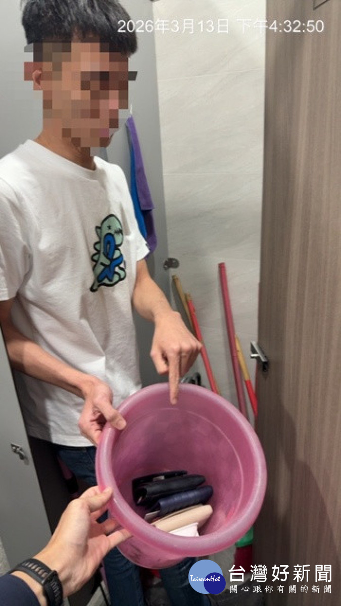 警方在校園廁所取出贓物。林重鎣攝