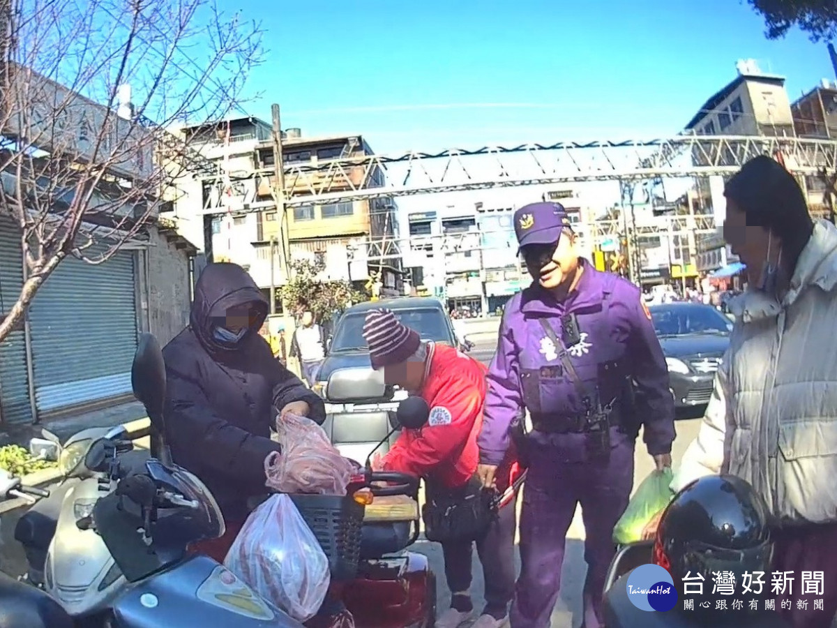 八旬嫗採買遇車故障，員警「連人帶果」暖心護送。