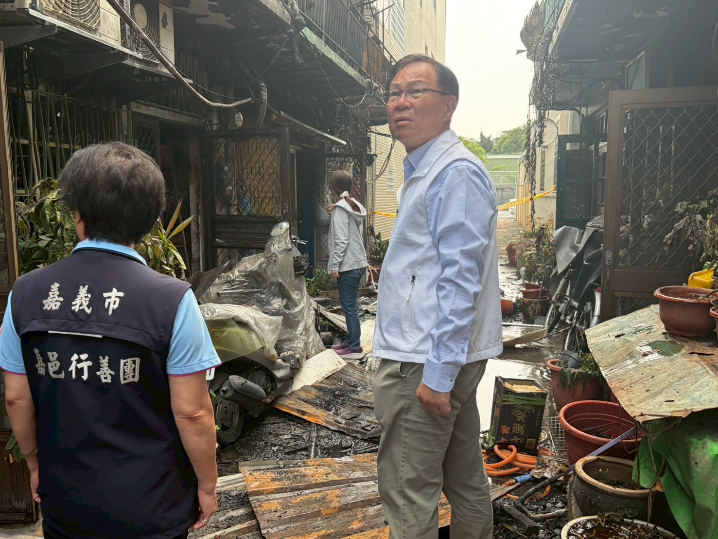 張啓楷多次赴現場關切並呼籲各慈善團體能伸出援手。(圖/民眾黨嘉義黨部)