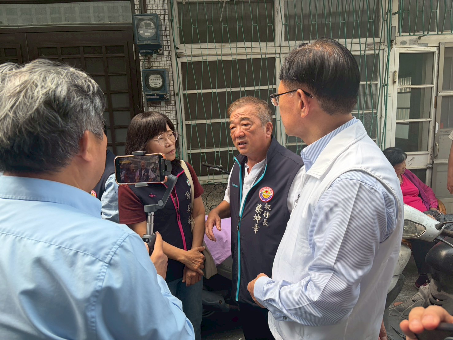 對於受災民衆反應安置問題,張啓楷立即和市府聯絡,並多次回到興業西路和受災戶確認安置進度。(圖/民眾黨嘉義黨部)