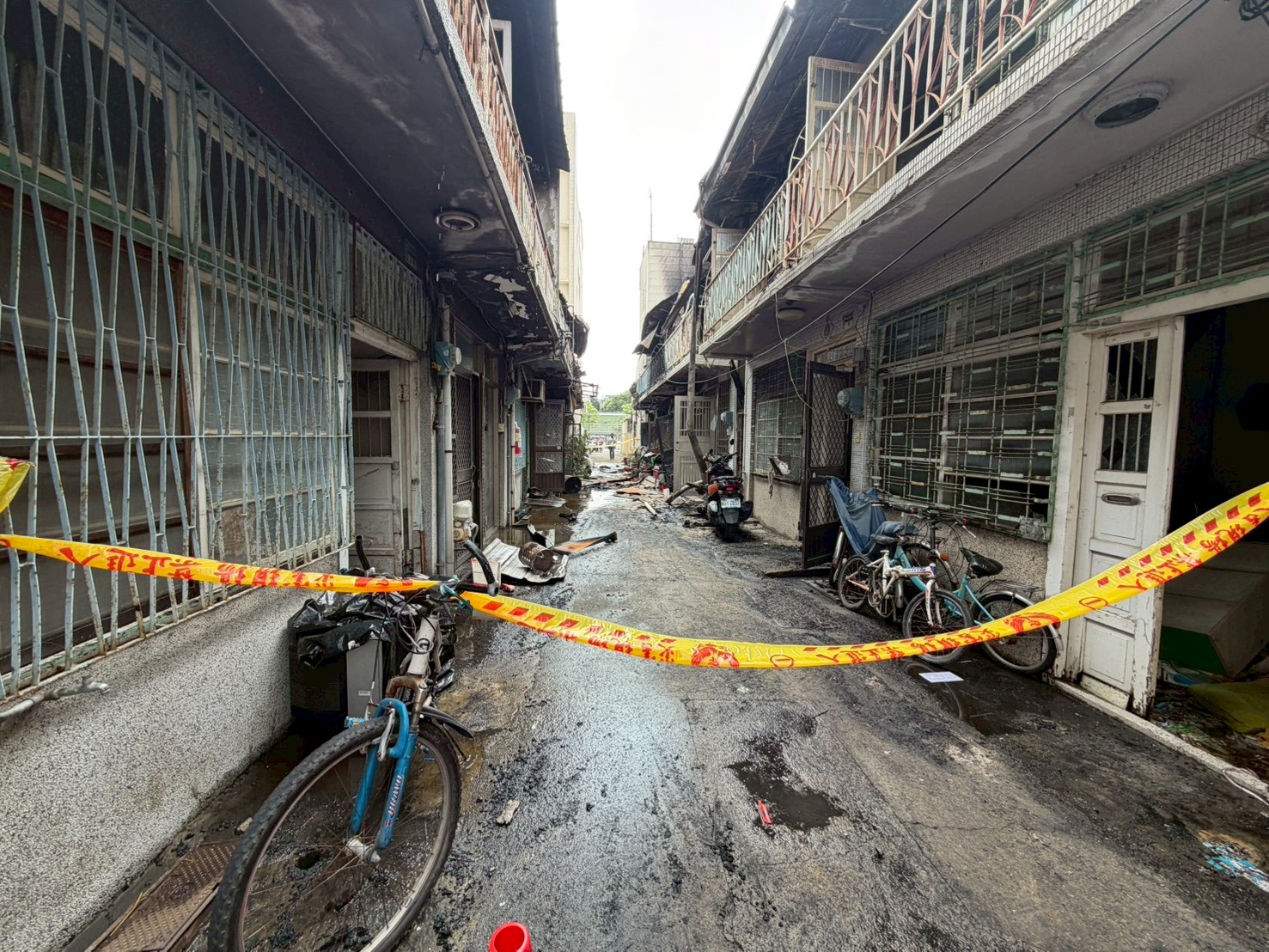 嘉義市政府消防局接獲通報後,立即出動20輛消防車及55名警消人員趕赴現場搶救,並同步展開住戶疏散行動。(圖/民眾黨嘉義黨部)