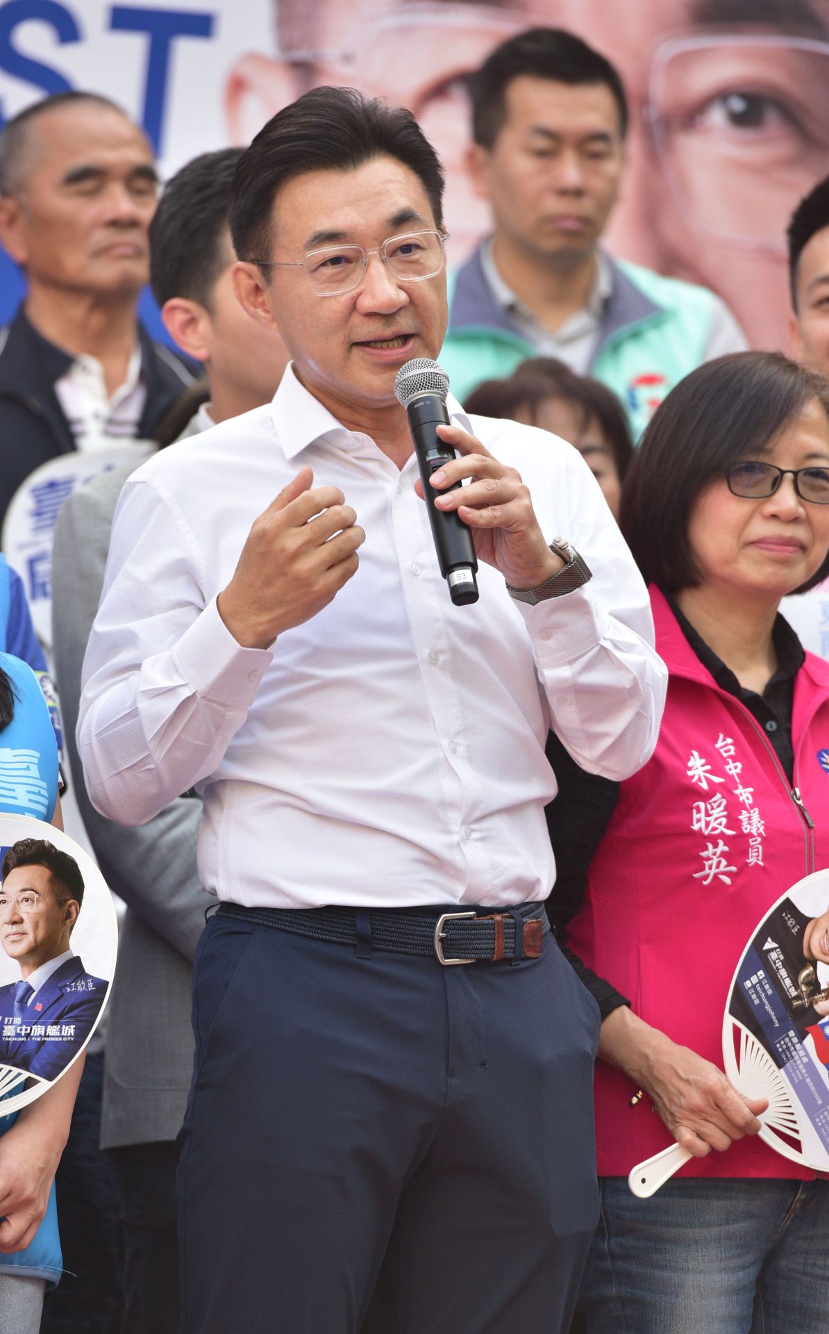 臺中市長參選人江啟臣21日於南屯區水安宮舉行「臺中啟程、打造旗艦城」見面會,現場藍白民代展現大團結。(黃國峰攝)