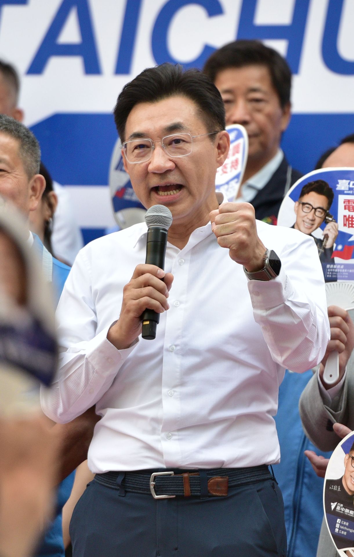 國民黨臺中市長初選將於下週登場,臺中市長參選人江啟臣21日於南屯區水安宮舉行見面會,在兩岸溝通之門封閉下,台海局勢漸趨緊張,民眾最迫切的需求是國泰民安。(黃國峰攝)