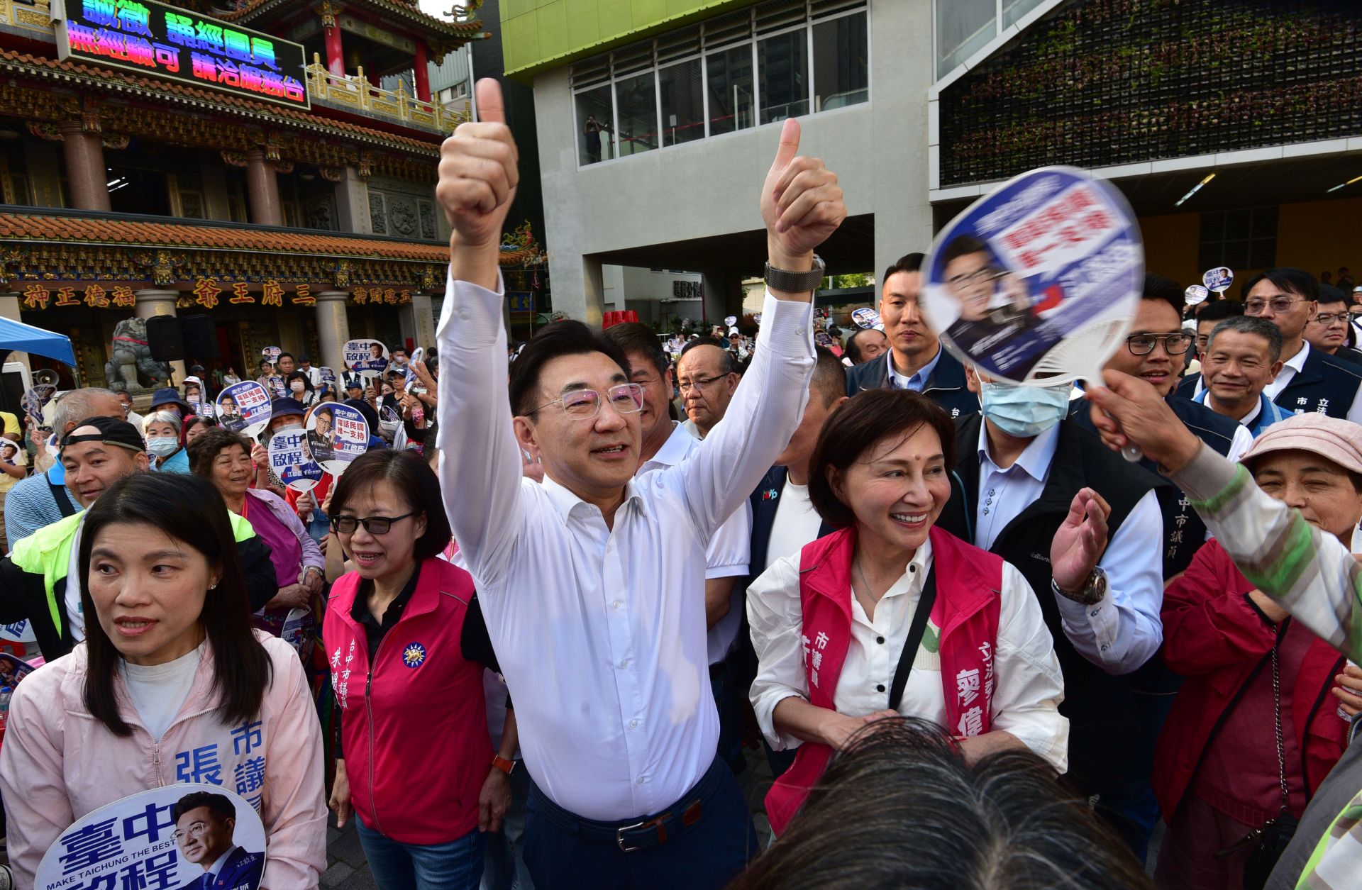 國民黨臺中市長初選將於下週登場,臺中市長參選人江啟臣21日於南屯區水安宮舉行見面會,在兩岸溝通之門封閉下,台海局勢漸趨緊張,民眾最迫切的需求是國泰民安。(黃國峰攝)
