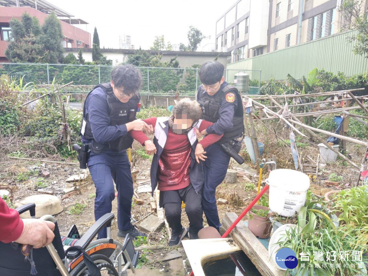 婦人農作突不適，警民合作即時伸援助返家。